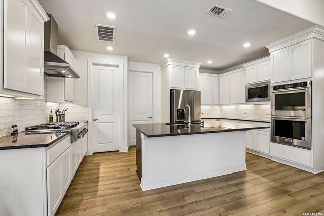925 Nolte Bnd, Seguin, TX 78155