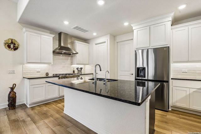 925 Nolte Bnd, Seguin, TX 78155