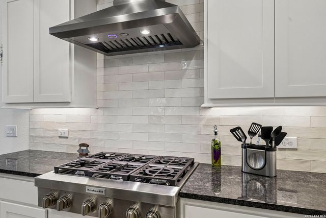 925 Nolte Bnd, Seguin, TX 78155