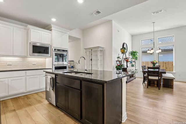 925 Nolte Bnd, Seguin, TX 78155