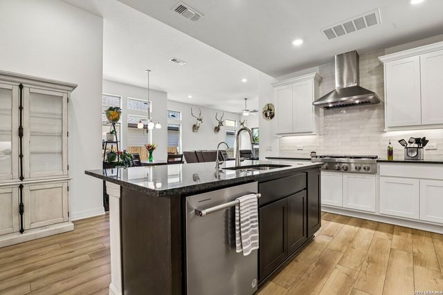 925 Nolte Bnd, Seguin, TX 78155