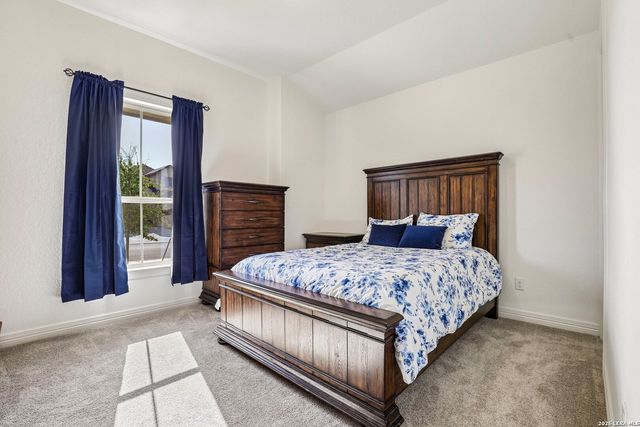925 Nolte Bnd, Seguin, TX 78155