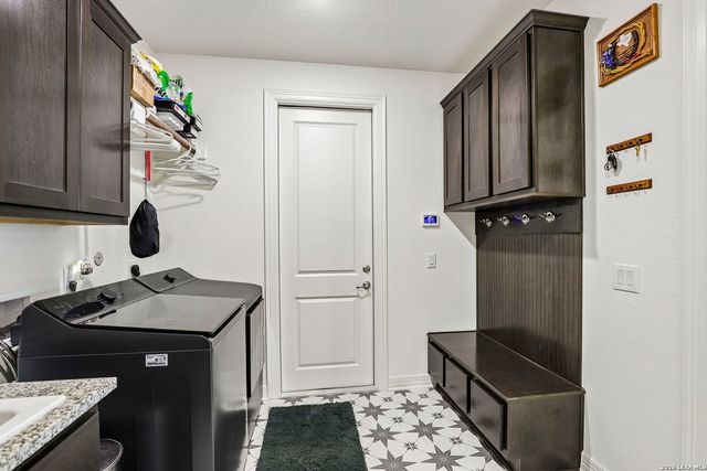 925 Nolte Bnd, Seguin, TX 78155
