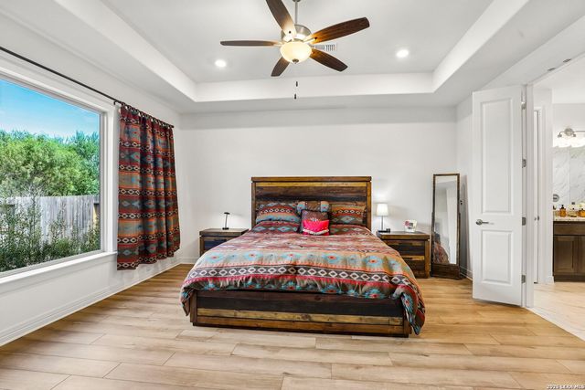 925 Nolte Bnd, Seguin, TX 78155