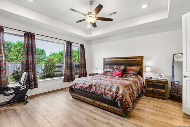 925 Nolte Bnd, Seguin, TX 78155