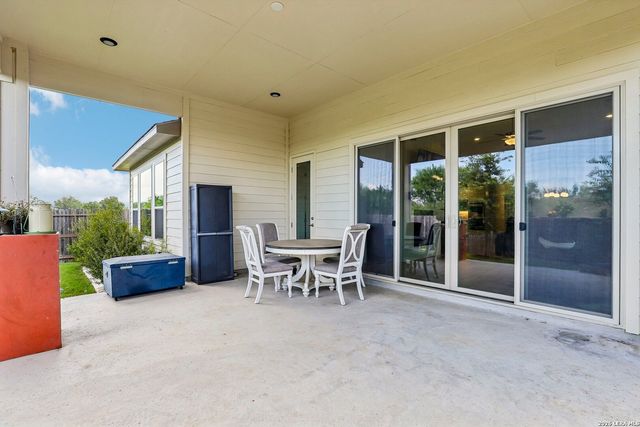925 Nolte Bnd, Seguin, TX 78155