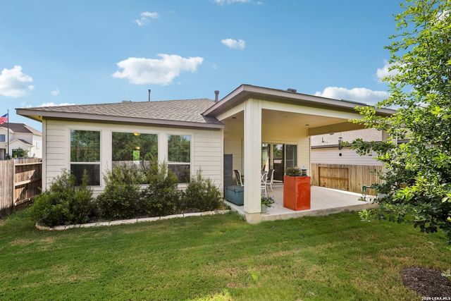 925 Nolte Bnd, Seguin, TX 78155
