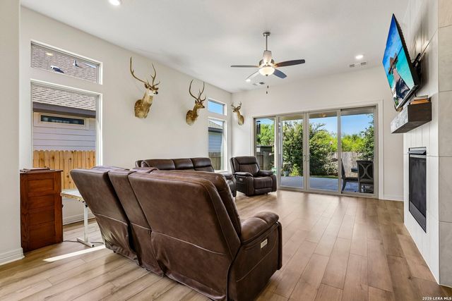 925 Nolte Bnd, Seguin, TX 78155