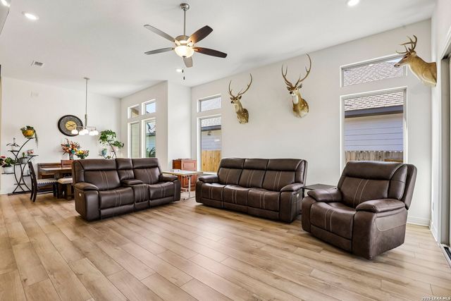 925 Nolte Bnd, Seguin, TX 78155
