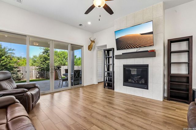 925 Nolte Bnd, Seguin, TX 78155