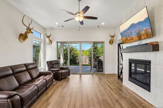 925 Nolte Bnd, Seguin, TX 78155