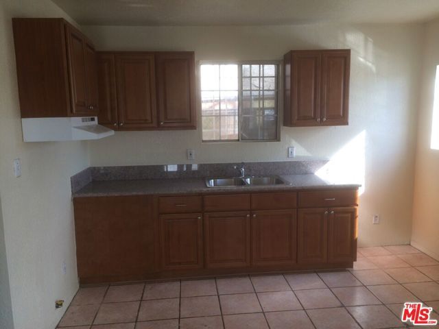 1031 W Century Boulevard, Los Angeles, CA 90044