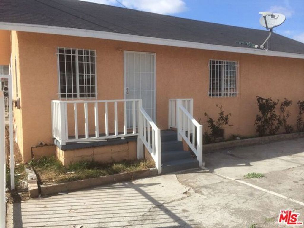 1031 W Century Boulevard, Los Angeles, CA 90044
