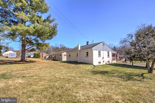 215 AKRON RD, Ephrata, PA 17522