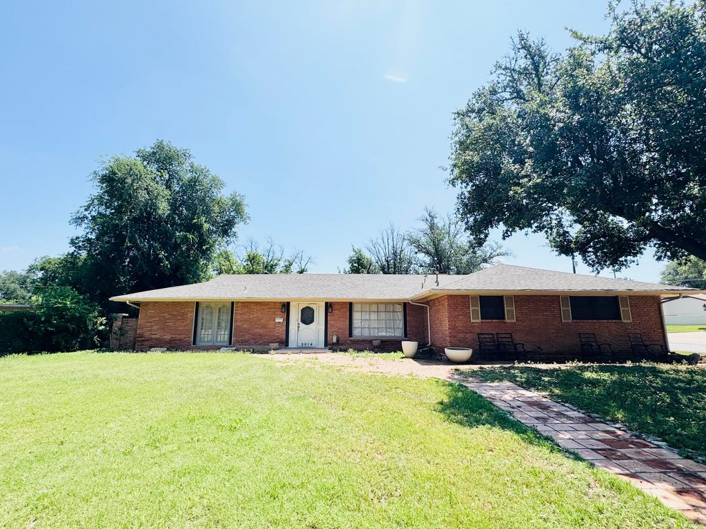 Image 1 of property listing at 2018 Douglas Drive, San Angelo, TX 76904