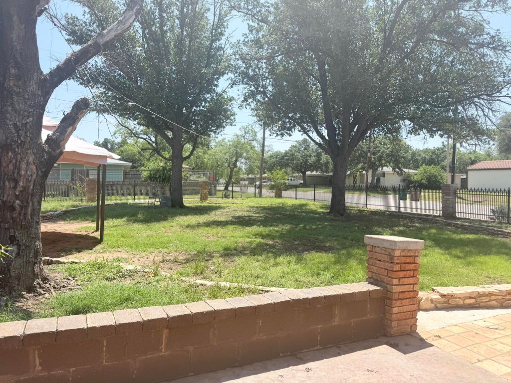 Image 11 of property listing at 2018 Douglas Drive, San Angelo, TX 76904