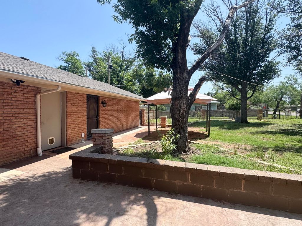 Image 12 of property listing at 2018 Douglas Drive, San Angelo, TX 76904