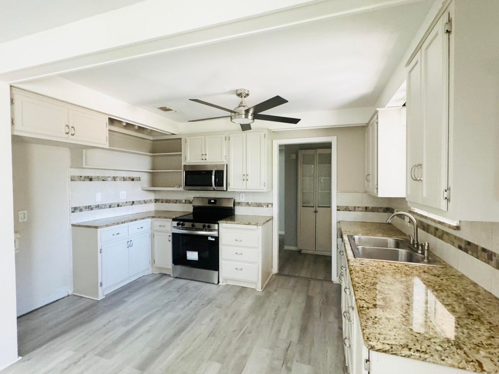 Image 6 of property listing at 2018 Douglas Drive, San Angelo, TX 76904