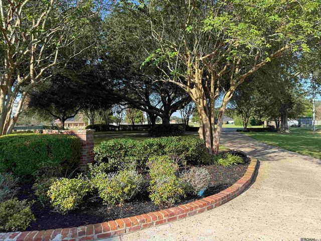 24010 Sherwood Dr, Plaquemine, LA 70764