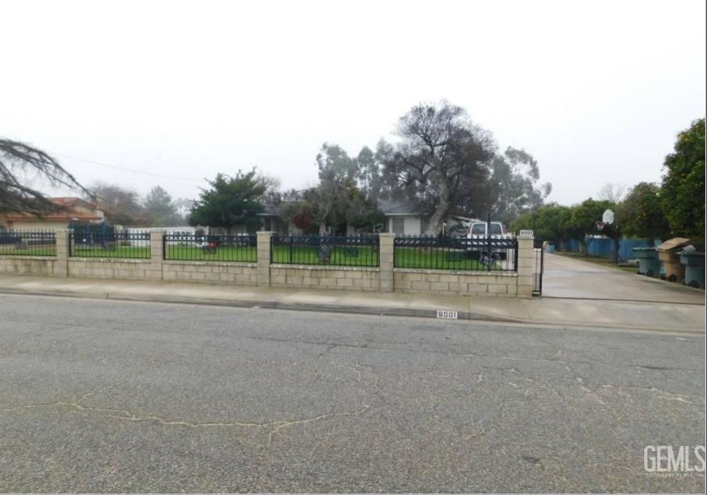 6001 Rosewood Avenue, Bakersfield, CA 93306