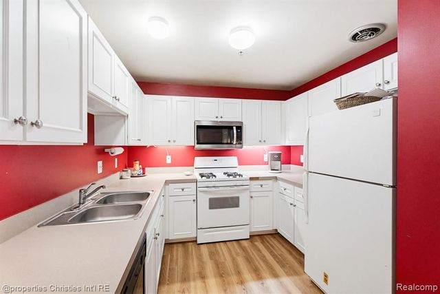 16854 Farmington Road, Livonia, MI 48154