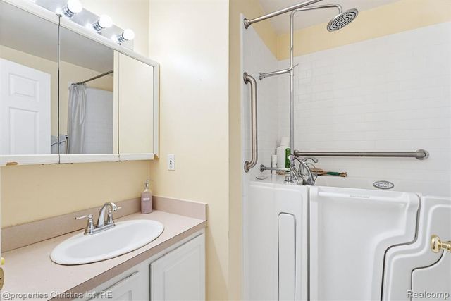 16854 Farmington Road, Livonia, MI 48154