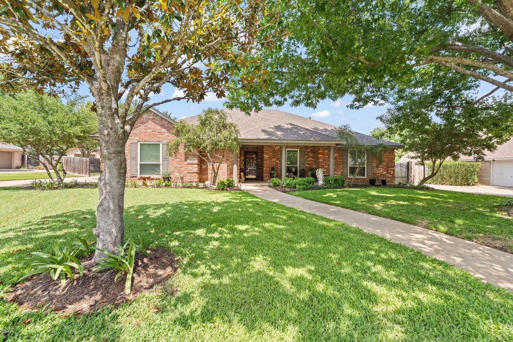 1607 Chaucer Drive, Cleburne, TX 76033