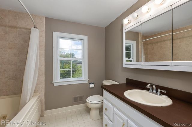 4268 Covered Bridge Road, Bloomfield Charter Township, MI 48302
