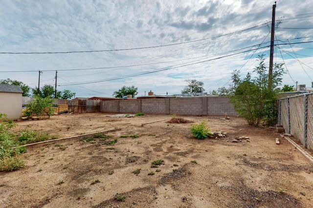 407 DALLAS Street NE, Albuquerque, NM 87108