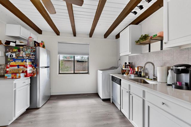 407 DALLAS Street NE, Albuquerque, NM 87108