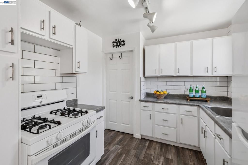 Image 11 of property listing at 4061 Maiden Ln, Union City, CA 94587
