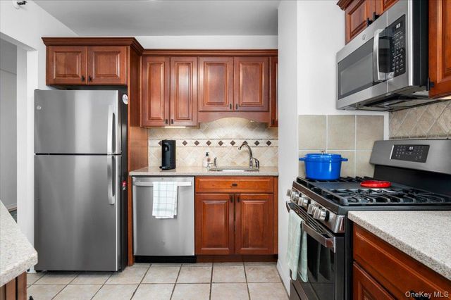 10 Cottage Place 12F, White Plains, NY 10601