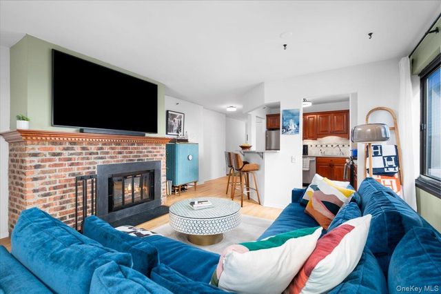 10 Cottage Place 12F, White Plains, NY 10601