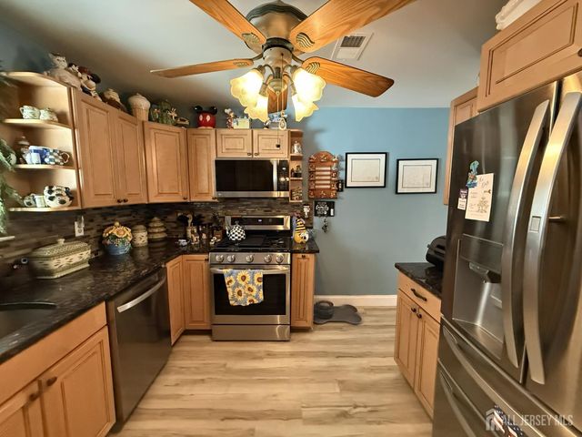 15 Sutton Place, Helmetta, NJ 08828