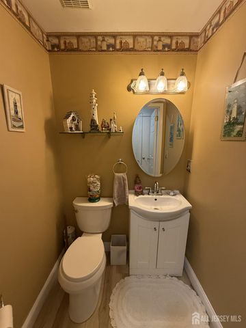 15 Sutton Place, Helmetta, NJ 08828