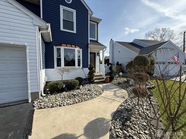 15 Sutton Place, Helmetta, NJ 08828