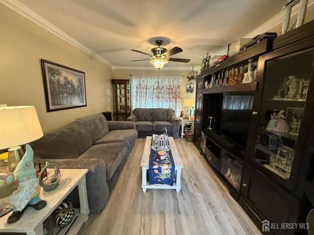 15 Sutton Place, Helmetta, NJ 08828