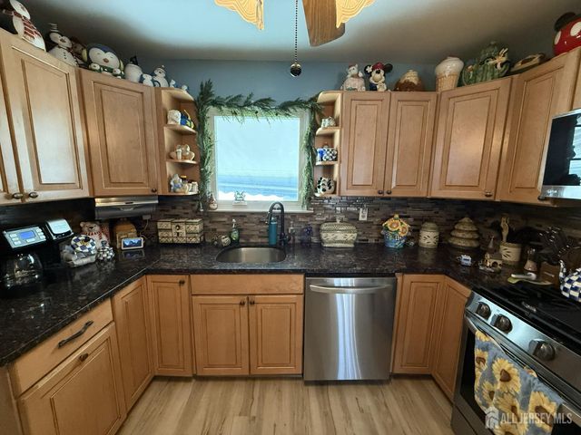 15 Sutton Place, Helmetta, NJ 08828