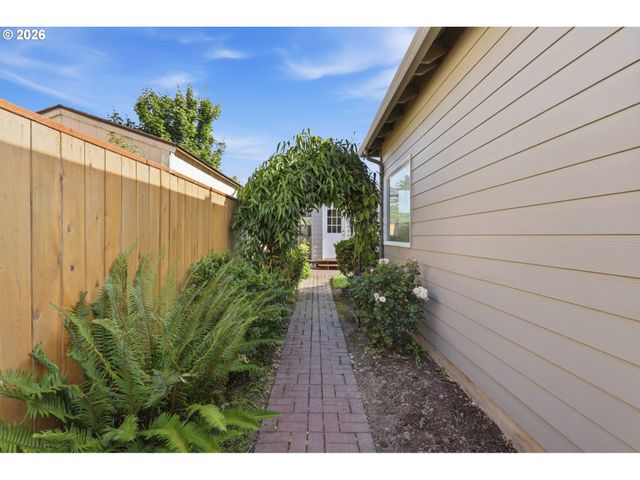 523 Ne LENOX St, Hillsboro, OR 97124