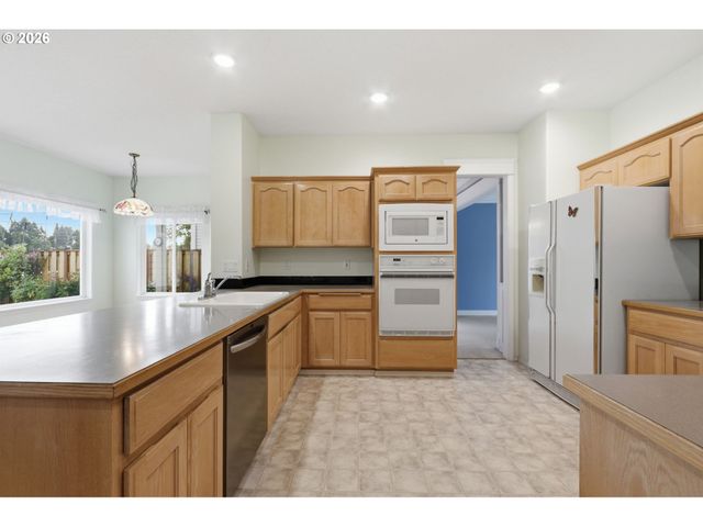 523 Ne LENOX St, Hillsboro, OR 97124