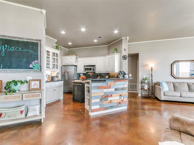 2121 SW 30th Street, Moore, OK 73170
