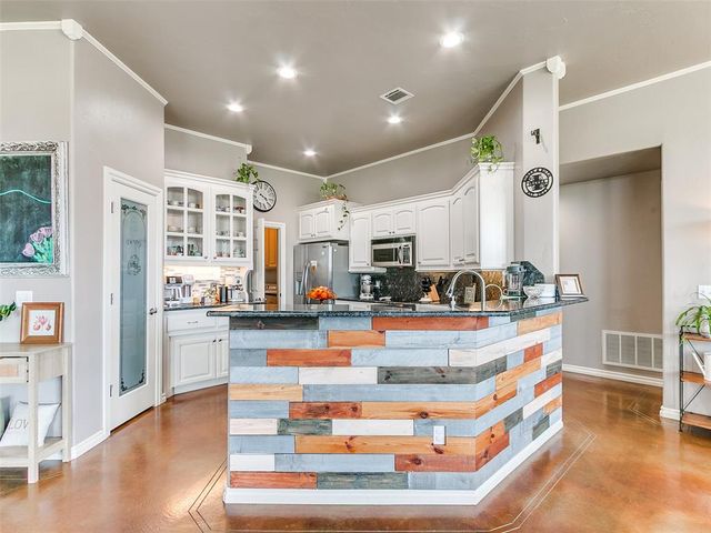 2121 SW 30th Street, Moore, OK 73170