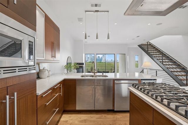 433 Trinity River Circle, Dallas, TX 75203