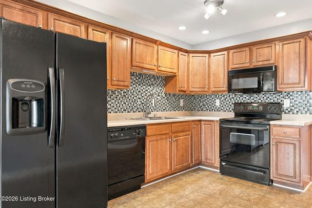 7313 Fox Hollow Way, Louisville, KY 40228
