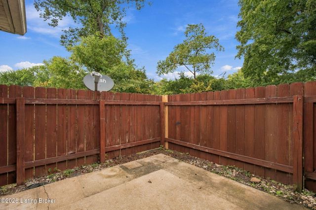 7313 Fox Hollow Way, Louisville, KY 40228