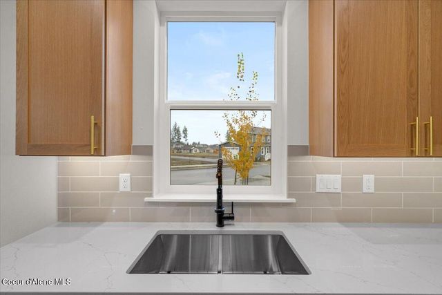 304 E Grosbeak AVE, Hayden, ID 83835