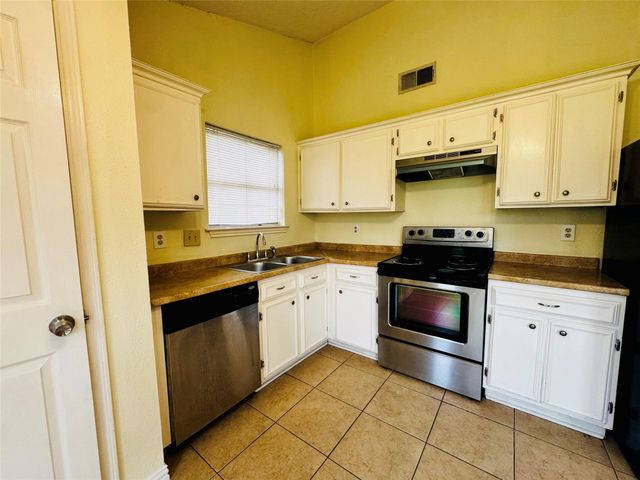 17118 Amber Ridge Drive, Sugar Land, TX 77498