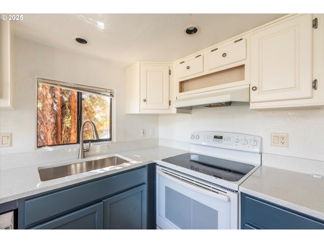 97748 N BANK CHETCO RIVER Rd 12, Brookings, OR 97415