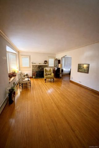 32 Manor Road, North Lynbrook, NY 11563