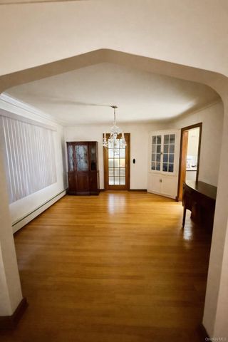 32 Manor Road, North Lynbrook, NY 11563